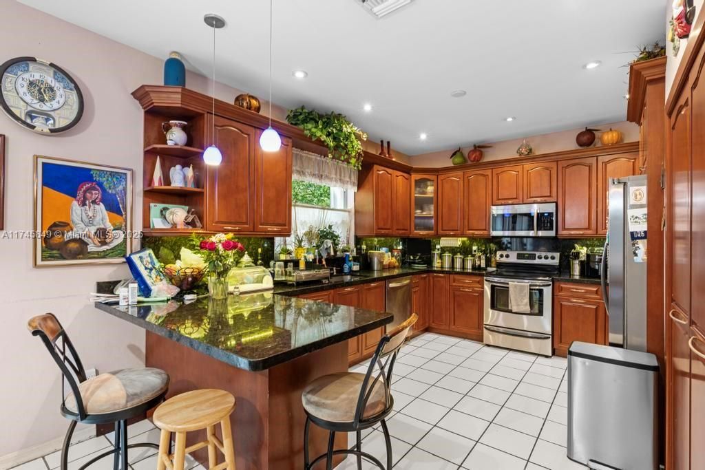 Recently Sold: $650,000 (4 beds, 2 baths, 2885 Square Feet)