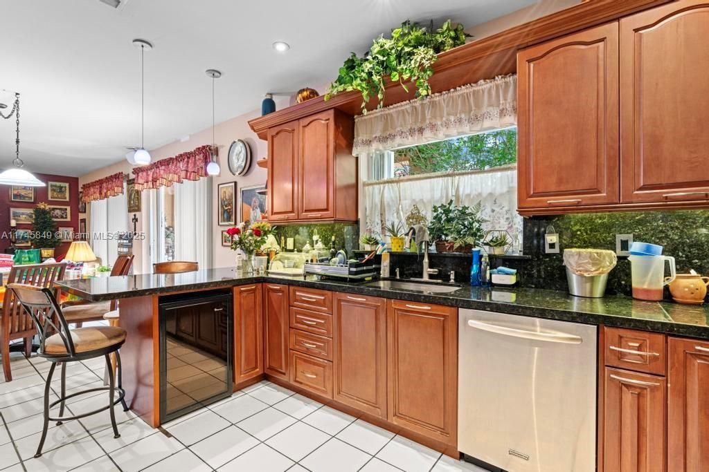 Recently Sold: $650,000 (4 beds, 2 baths, 2885 Square Feet)