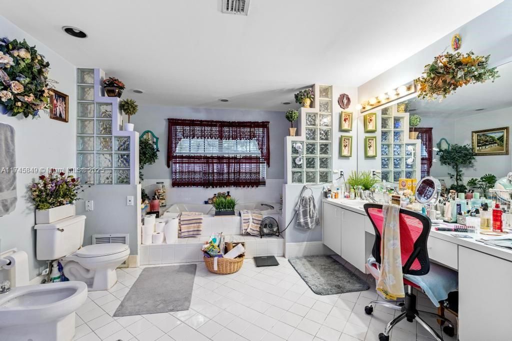 Recently Sold: $650,000 (4 beds, 2 baths, 2885 Square Feet)