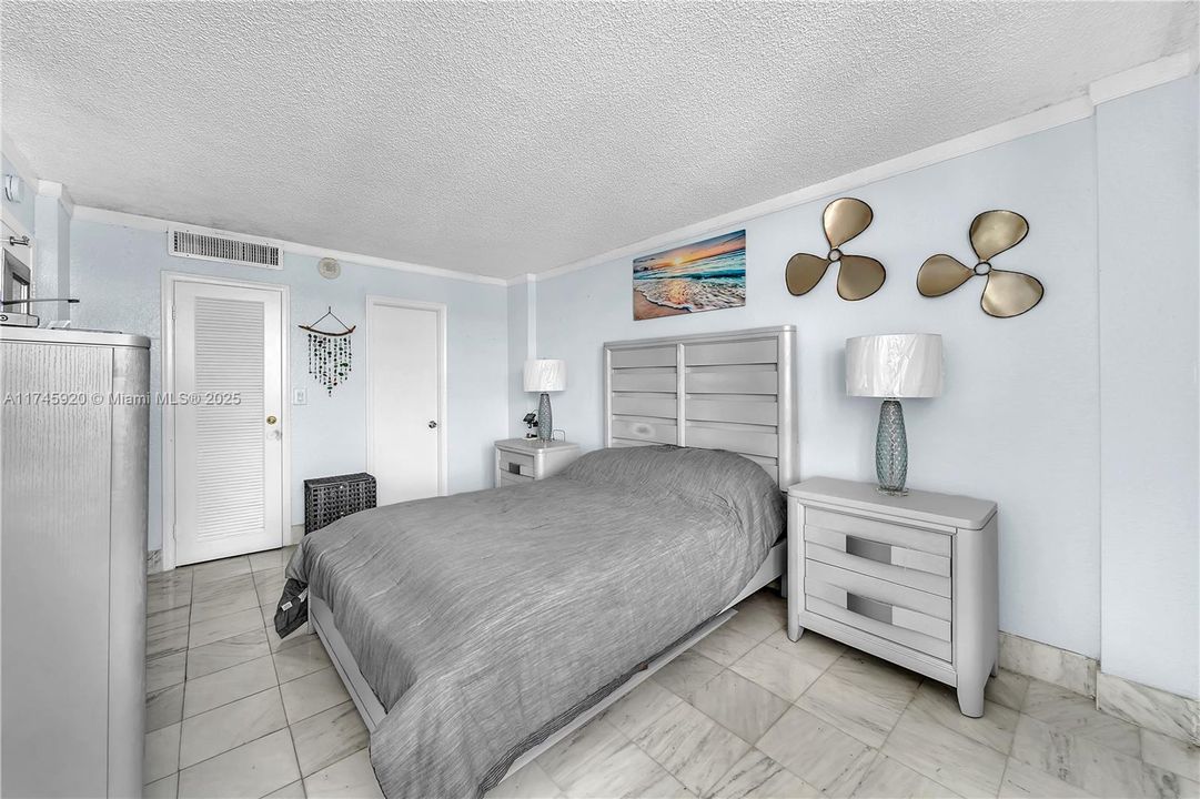 Recently Sold: $275,000 (1 beds, 1 baths, 766 Square Feet)