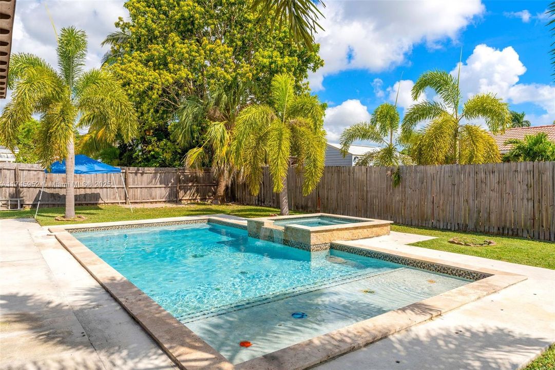 Recently Sold: $600,000 (3 beds, 2 baths, 1668 Square Feet)