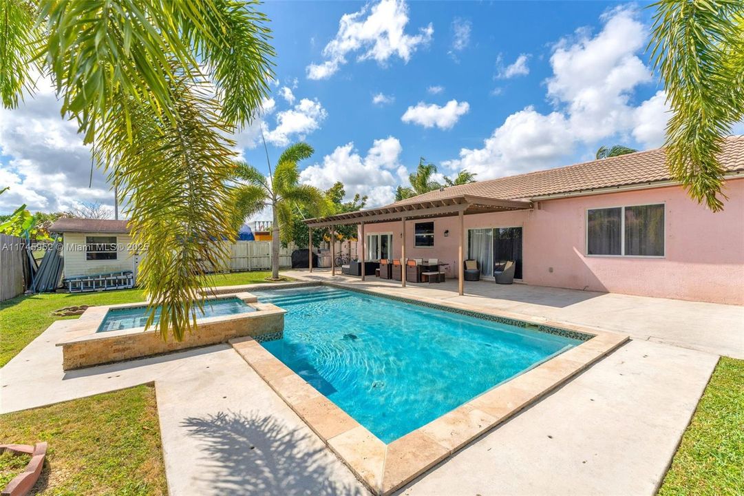 Recently Sold: $600,000 (3 beds, 2 baths, 1668 Square Feet)