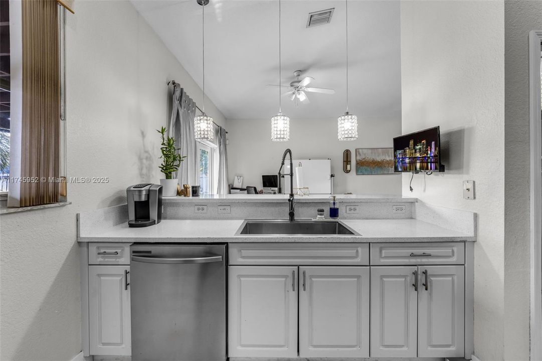 Recently Sold: $600,000 (3 beds, 2 baths, 1668 Square Feet)