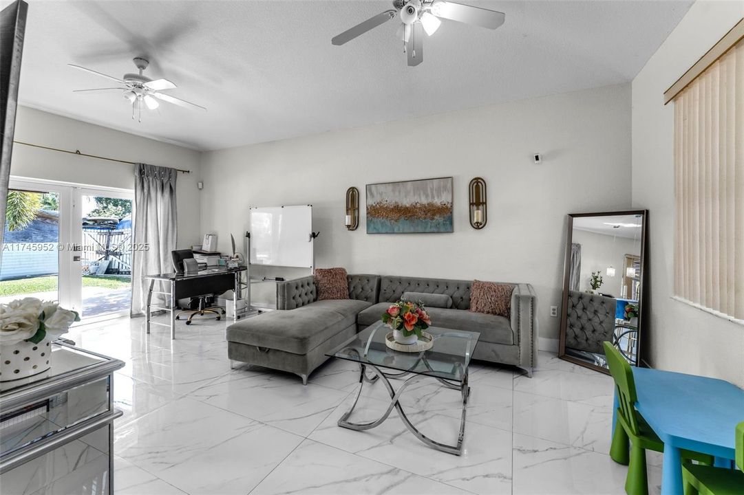 Recently Sold: $600,000 (3 beds, 2 baths, 1668 Square Feet)