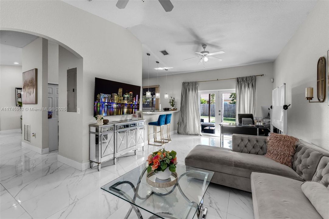 Recently Sold: $600,000 (3 beds, 2 baths, 1668 Square Feet)
