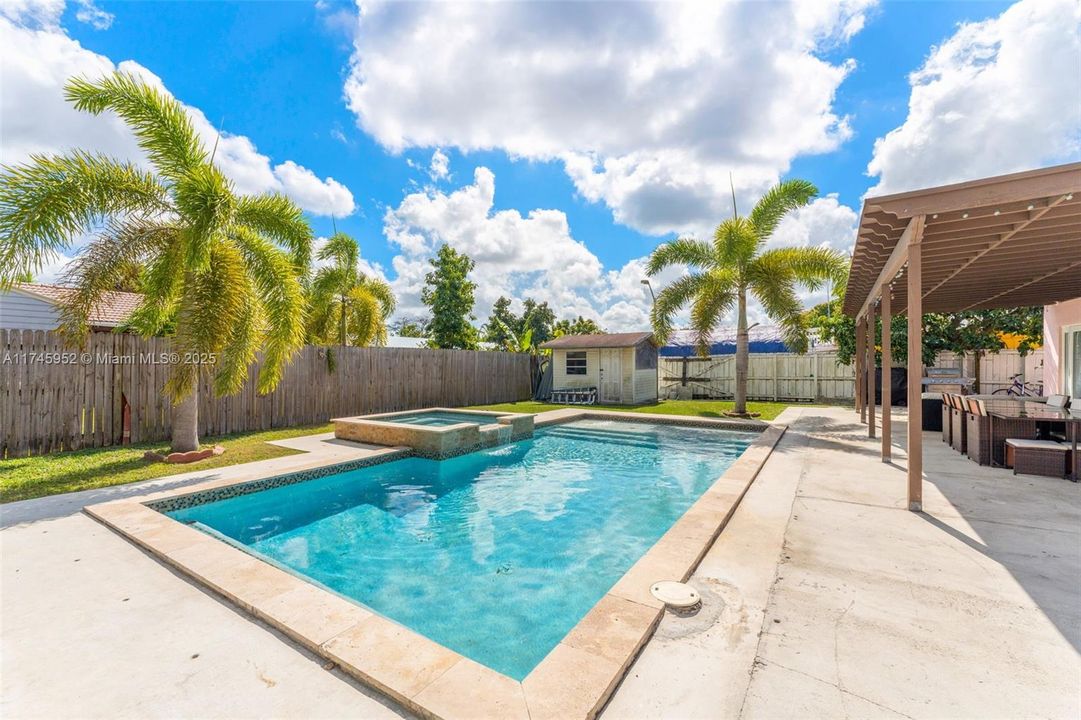 Recently Sold: $600,000 (3 beds, 2 baths, 1668 Square Feet)