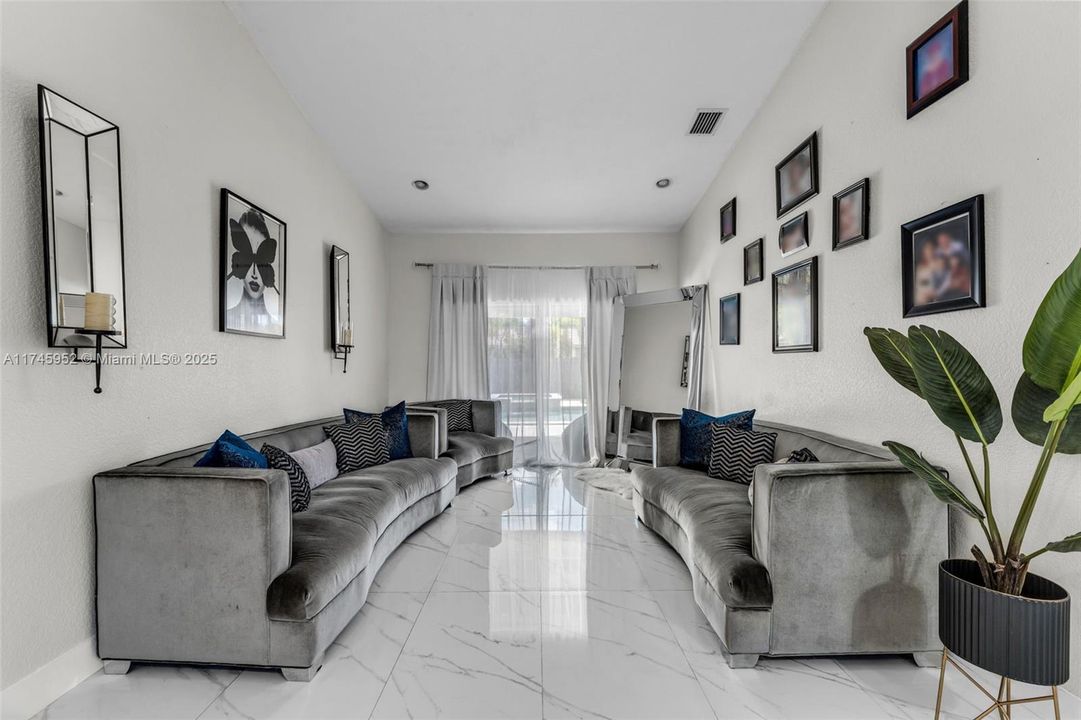 Recently Sold: $600,000 (3 beds, 2 baths, 1668 Square Feet)