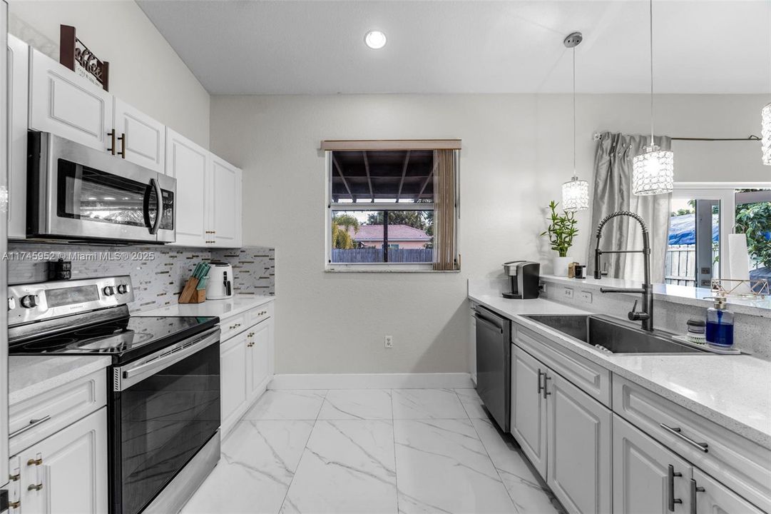 Recently Sold: $600,000 (3 beds, 2 baths, 1668 Square Feet)