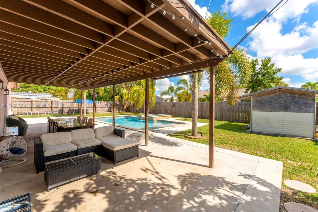 Recently Sold: $600,000 (3 beds, 2 baths, 1668 Square Feet)