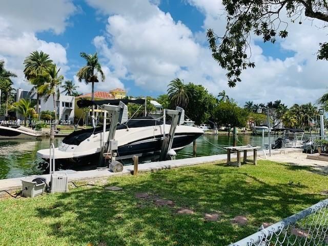 Под контрактом: $2,300,000 (4 спален, 3 ванн, 2728 Квадратных фут)