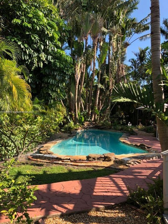 Под контрактом: $2,300,000 (4 спален, 3 ванн, 2728 Квадратных фут)