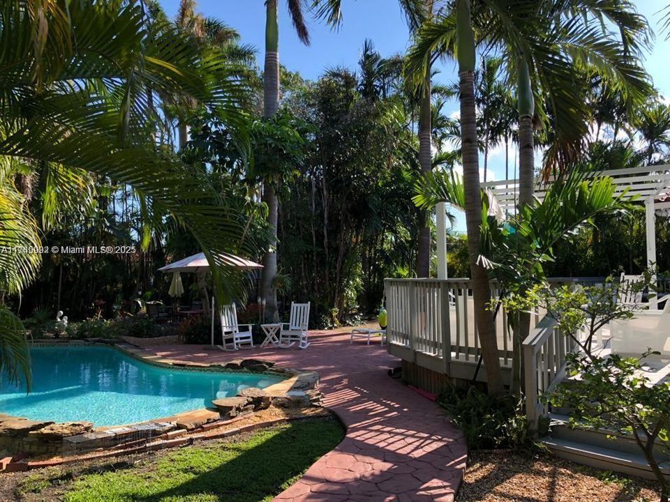 Под контрактом: $2,300,000 (4 спален, 3 ванн, 2728 Квадратных фут)