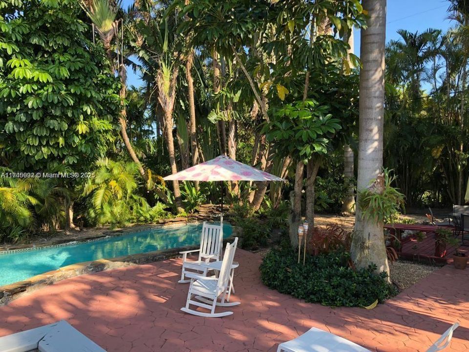 Под контрактом: $2,300,000 (4 спален, 3 ванн, 2728 Квадратных фут)