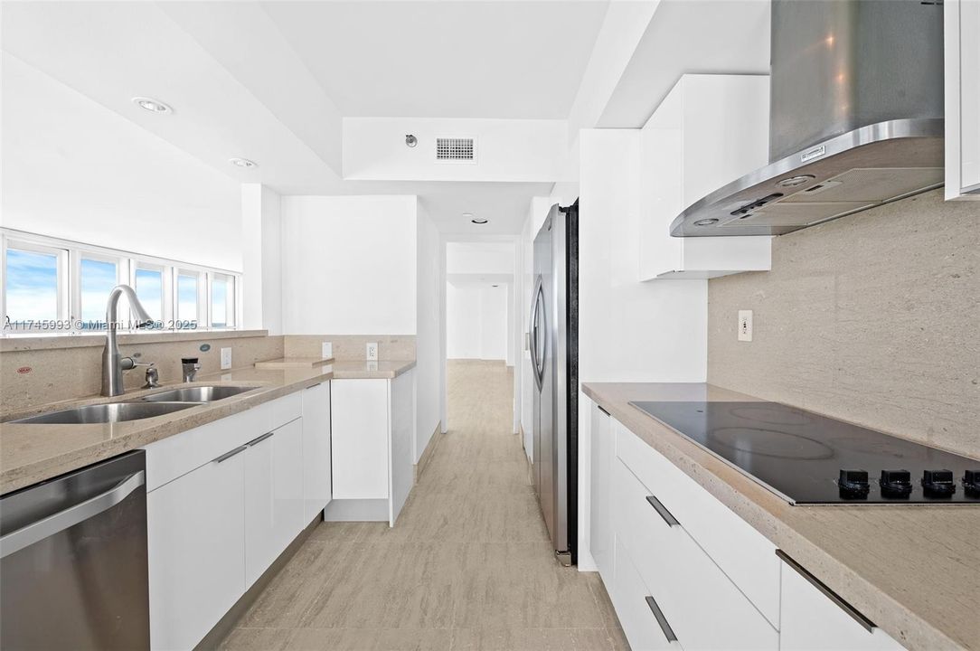 Recently Rented: $6,900 (2 beds, 2 baths, 2020 Square Feet)