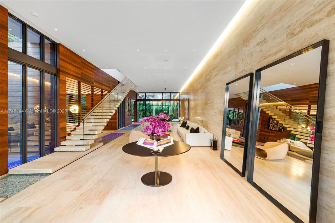 Entry area (morning)