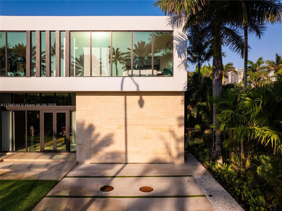 For Sale: $9,875,000 (8 beds, 8 baths, 6529 Square Feet)