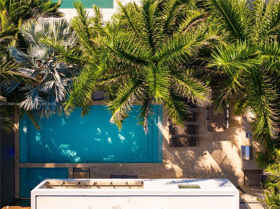 For Sale: $9,875,000 (8 beds, 8 baths, 6529 Square Feet)