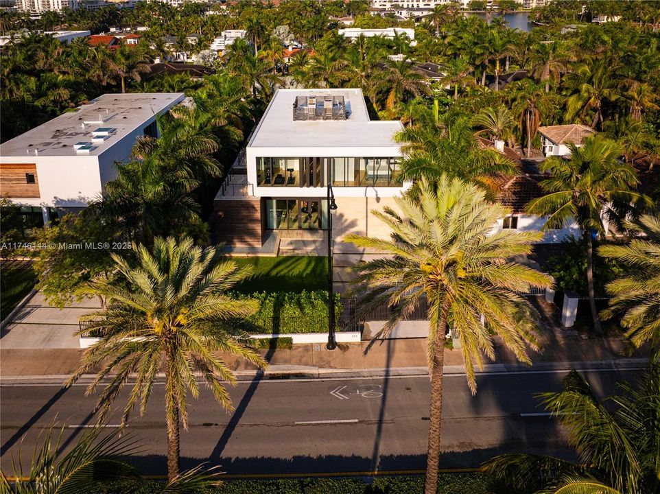 For Sale: $9,875,000 (8 beds, 8 baths, 6529 Square Feet)