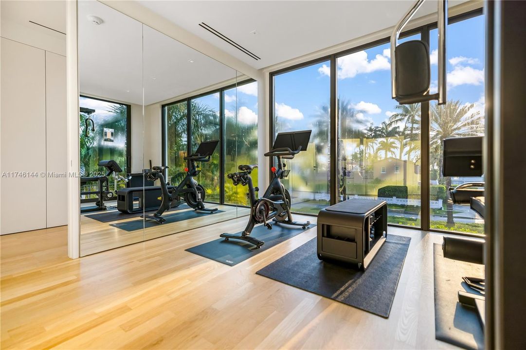 For Sale: $9,875,000 (8 beds, 8 baths, 6529 Square Feet)