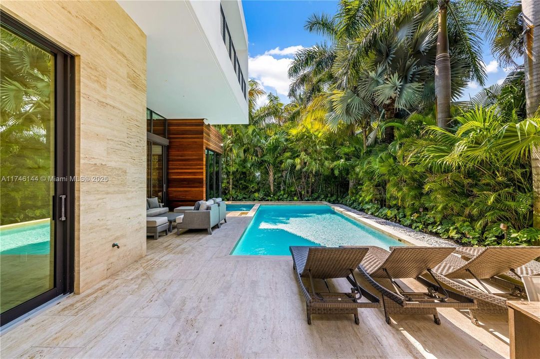 For Sale: $9,875,000 (8 beds, 8 baths, 6529 Square Feet)