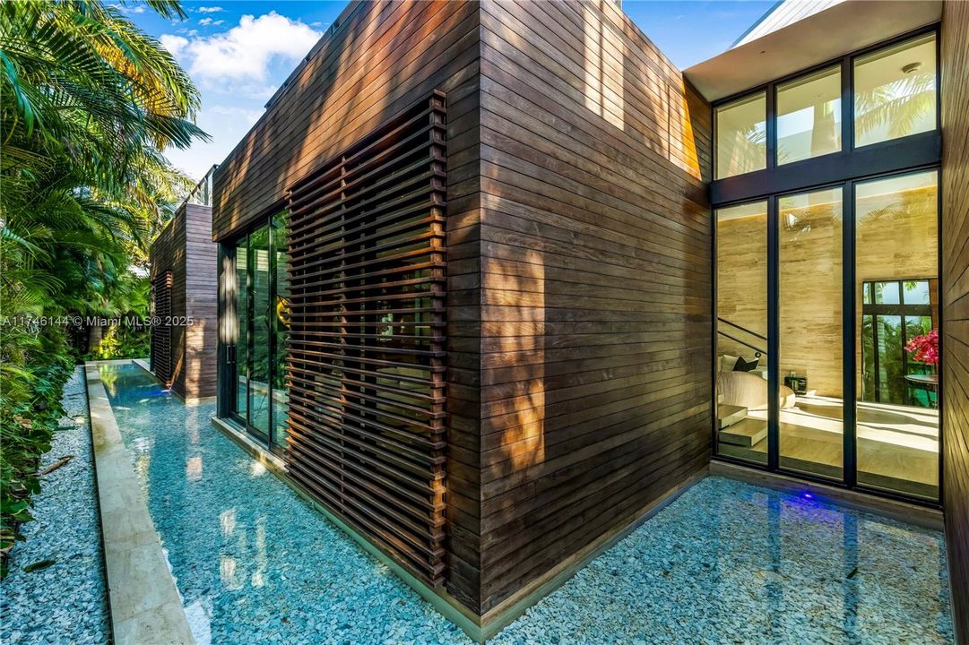 For Sale: $9,875,000 (8 beds, 8 baths, 6529 Square Feet)