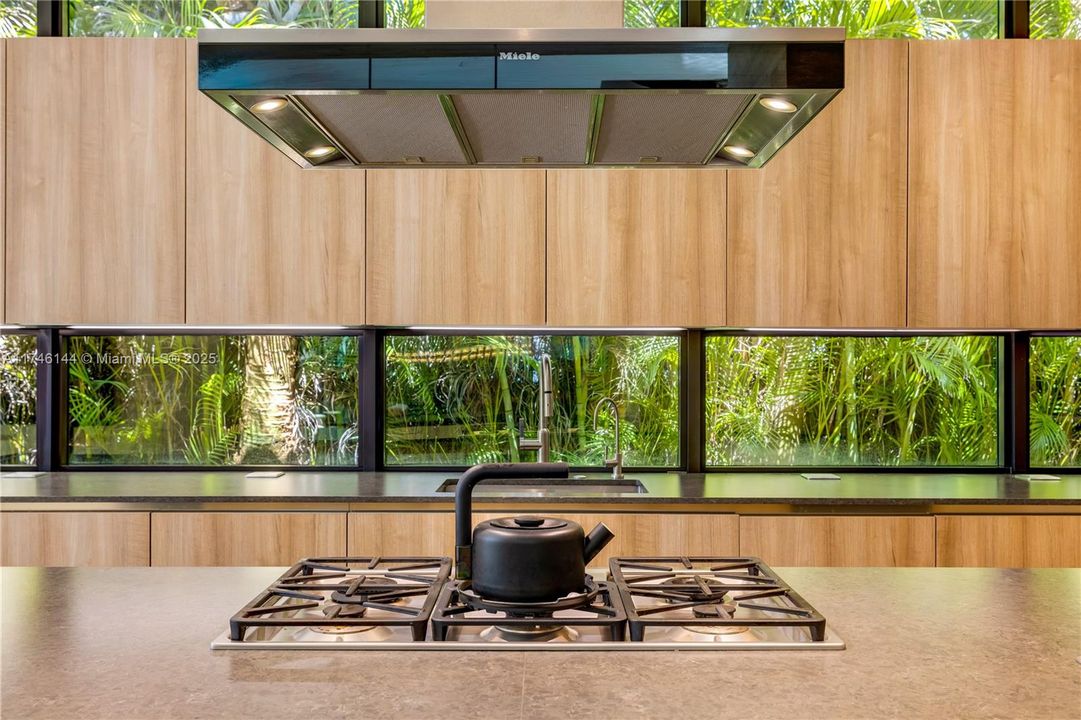 For Sale: $9,875,000 (8 beds, 8 baths, 6529 Square Feet)