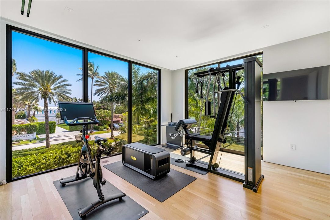 For Sale: $9,875,000 (8 beds, 8 baths, 6529 Square Feet)