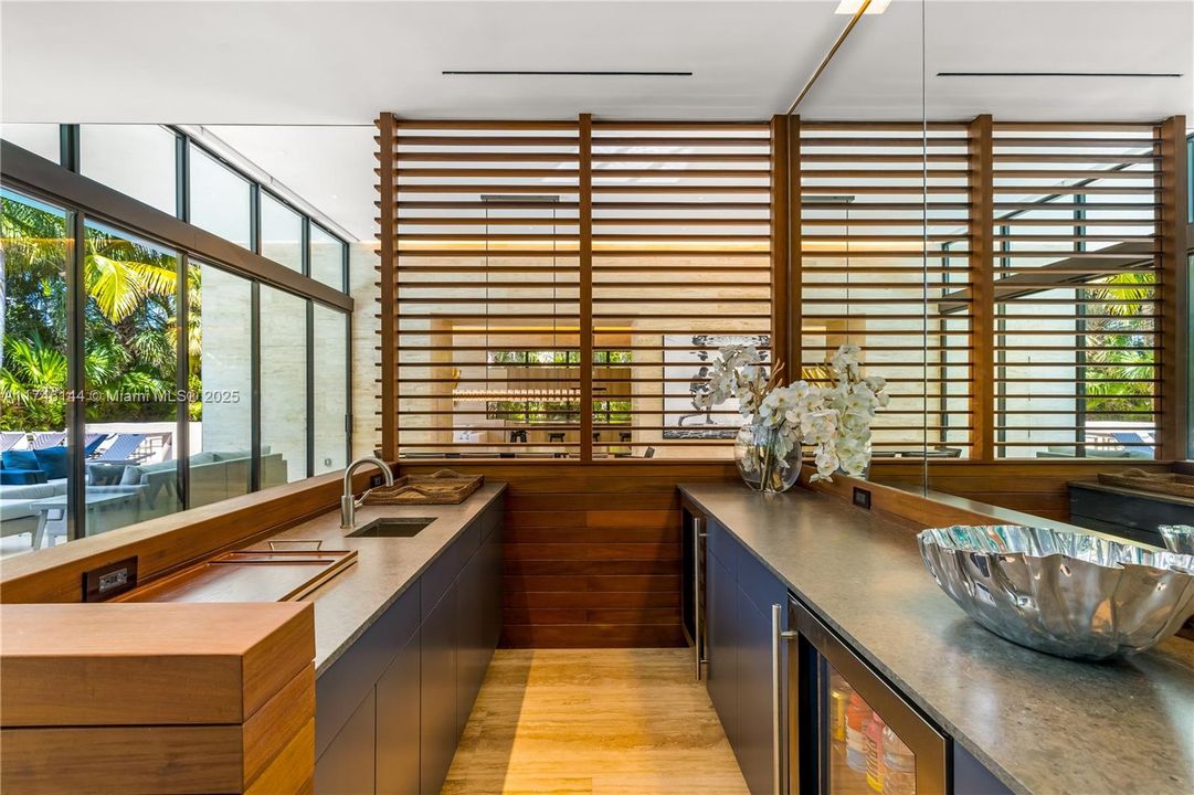 For Sale: $9,875,000 (8 beds, 8 baths, 6529 Square Feet)