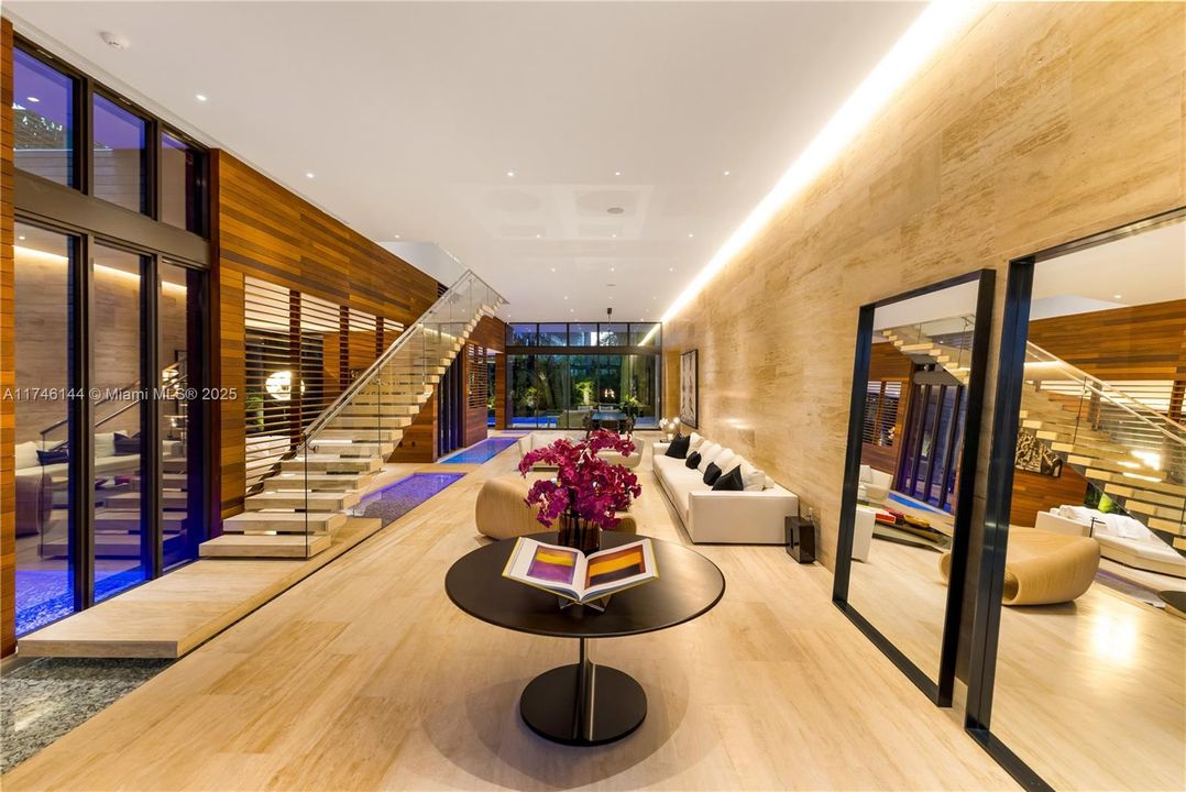 Entry area (evening)