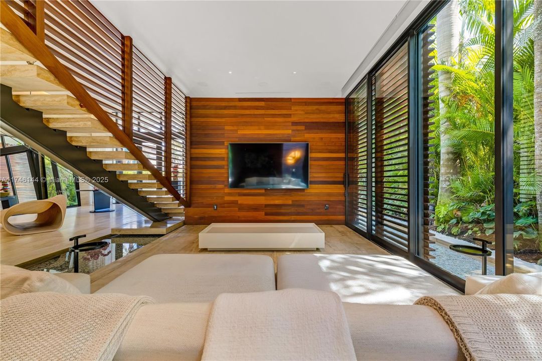 For Sale: $9,875,000 (8 beds, 8 baths, 6529 Square Feet)