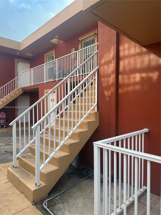 Recently Sold: $215,000 (2 beds, 1 baths, 695 Square Feet)