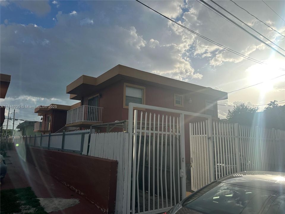 Recently Sold: $215,000 (2 beds, 1 baths, 695 Square Feet)