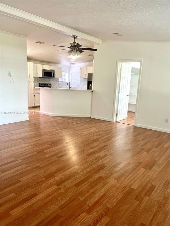 最近租的: $3,100 (4 贝兹, 2 浴室, 1430 平方英尺)