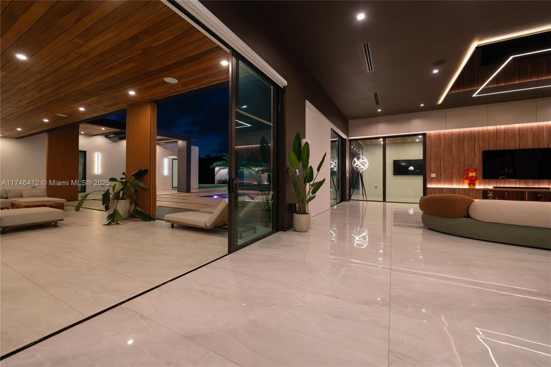 Recently Sold: $4,999,000 (7 beds, 6 baths, 5868 Square Feet)