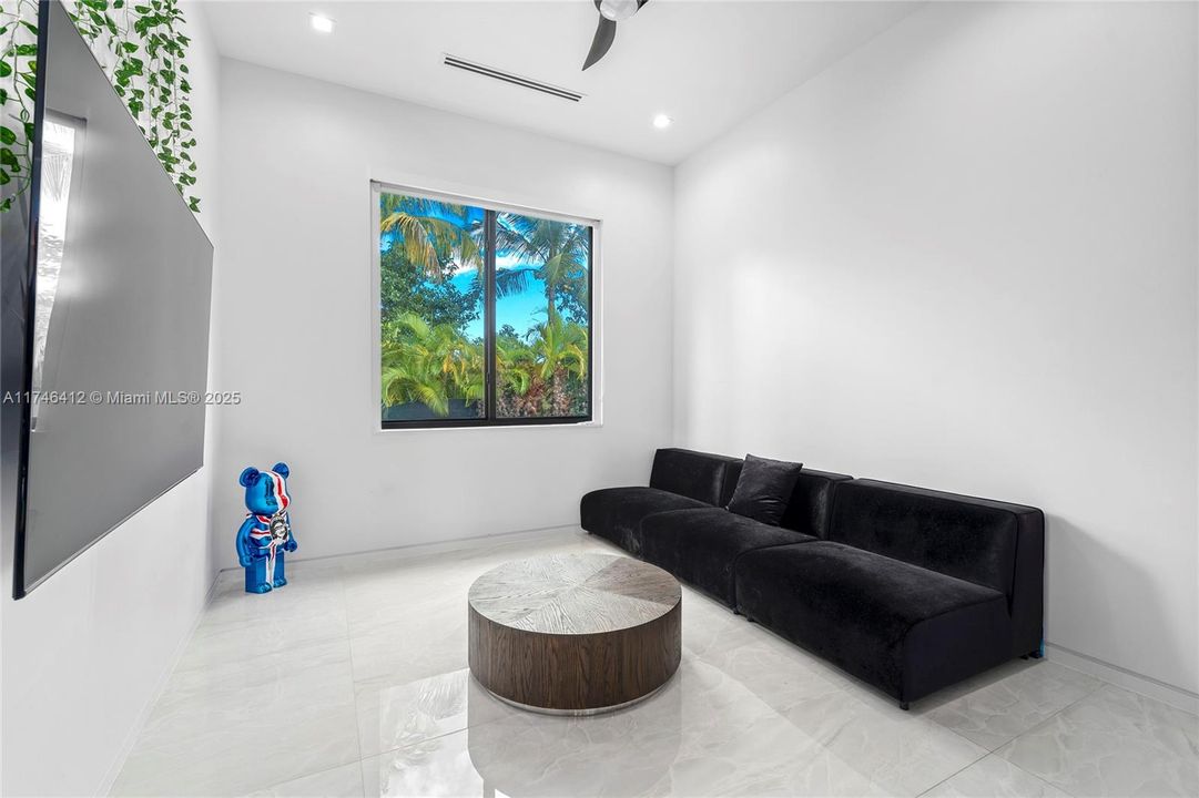 Recently Sold: $4,999,000 (7 beds, 6 baths, 5868 Square Feet)