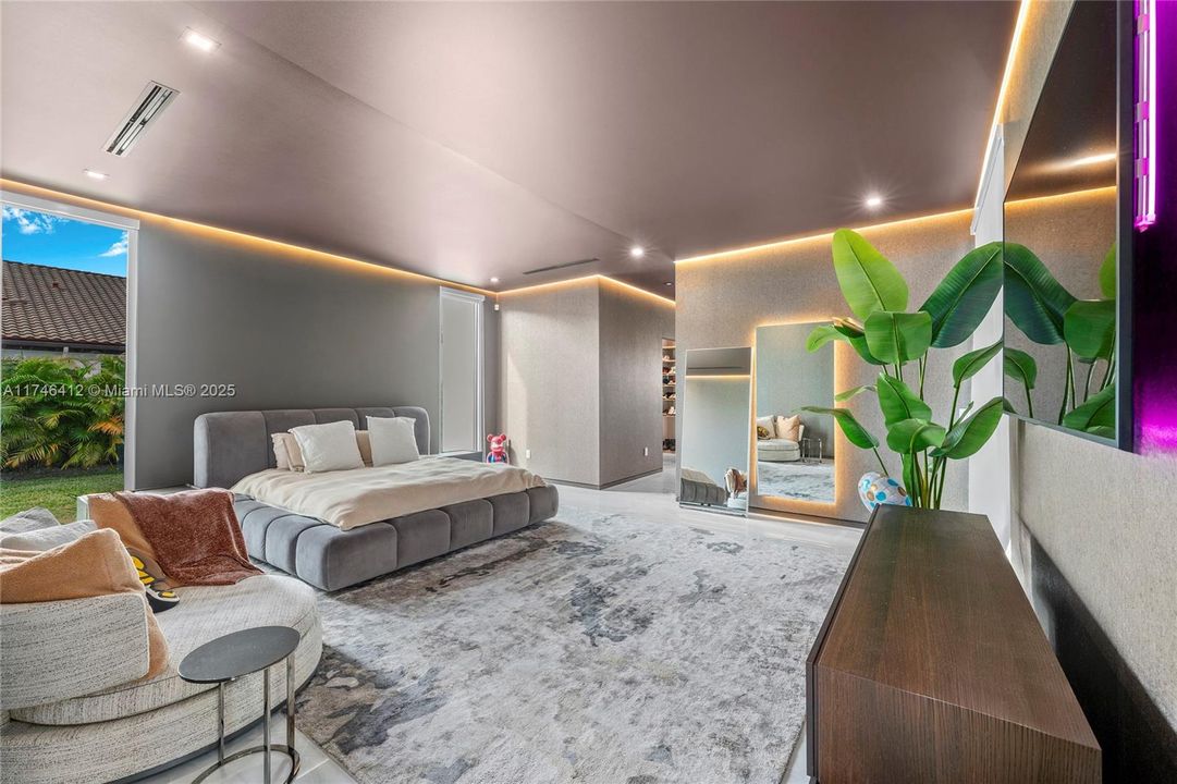 Recently Sold: $4,999,000 (7 beds, 6 baths, 5868 Square Feet)