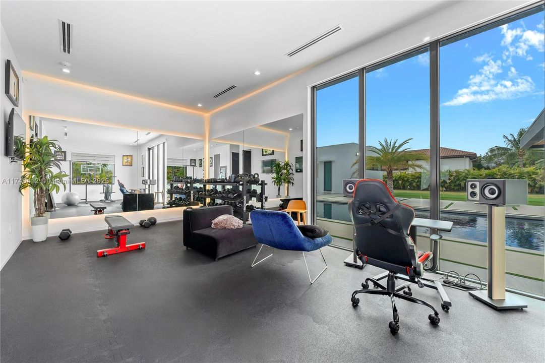 Recently Sold: $4,999,000 (7 beds, 6 baths, 5868 Square Feet)