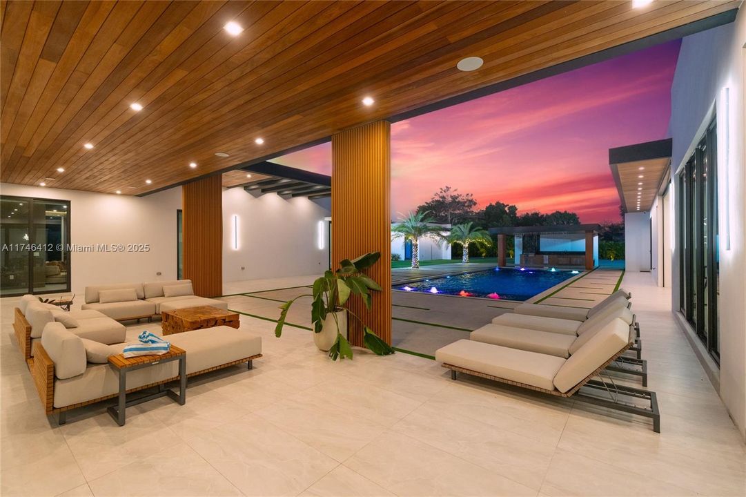 Recently Sold: $4,999,000 (7 beds, 6 baths, 5868 Square Feet)