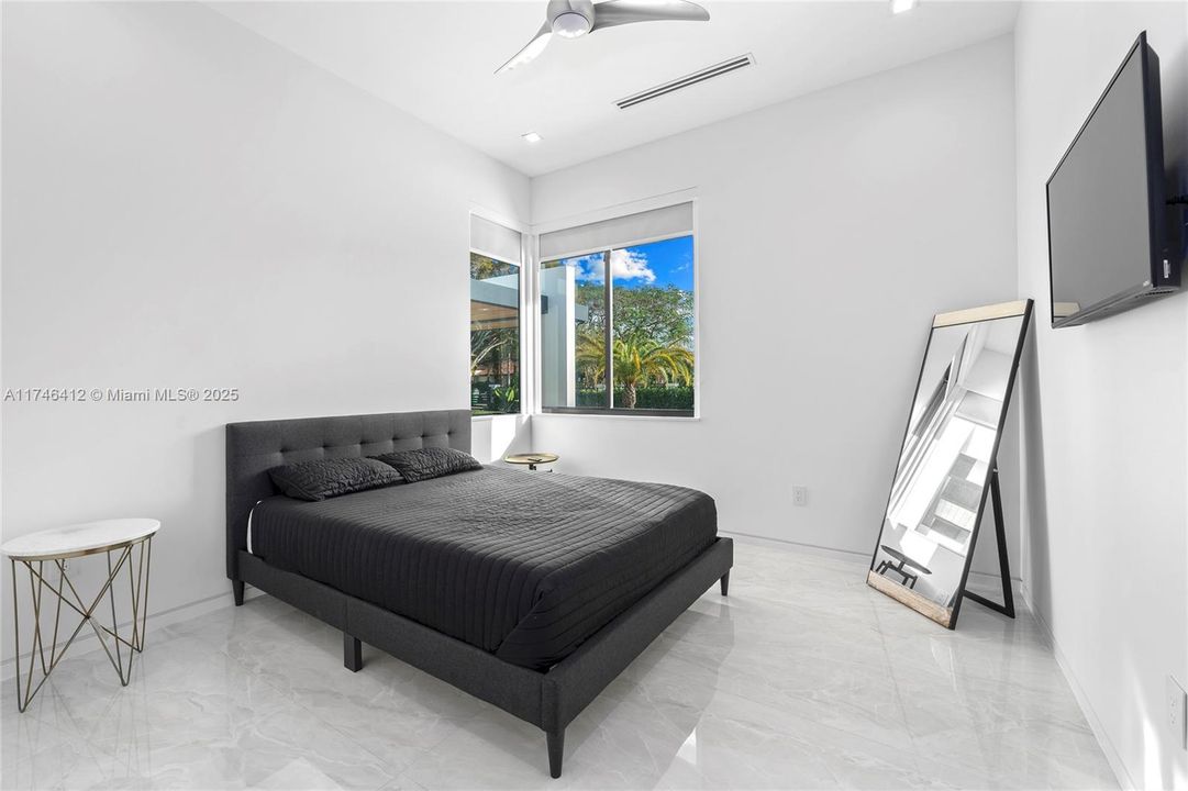 Recently Sold: $4,999,000 (7 beds, 6 baths, 5868 Square Feet)