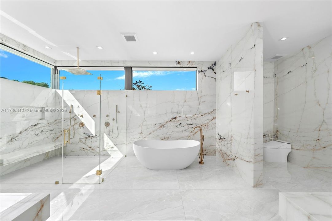 Recently Sold: $4,999,000 (7 beds, 6 baths, 5868 Square Feet)