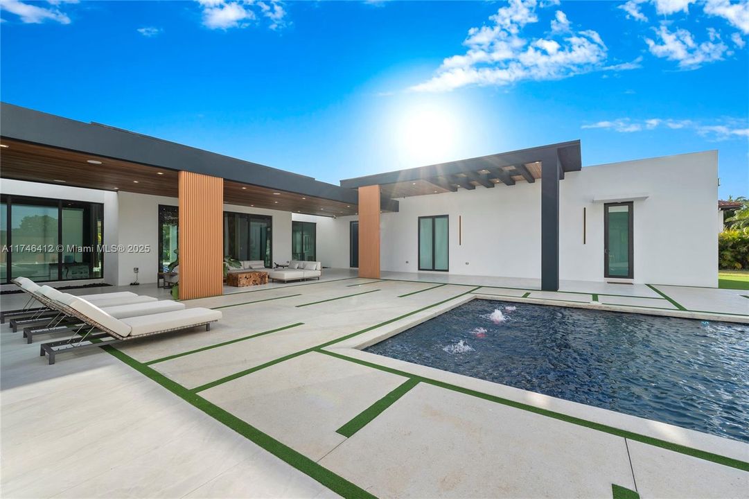 Recently Sold: $4,999,000 (7 beds, 6 baths, 5868 Square Feet)