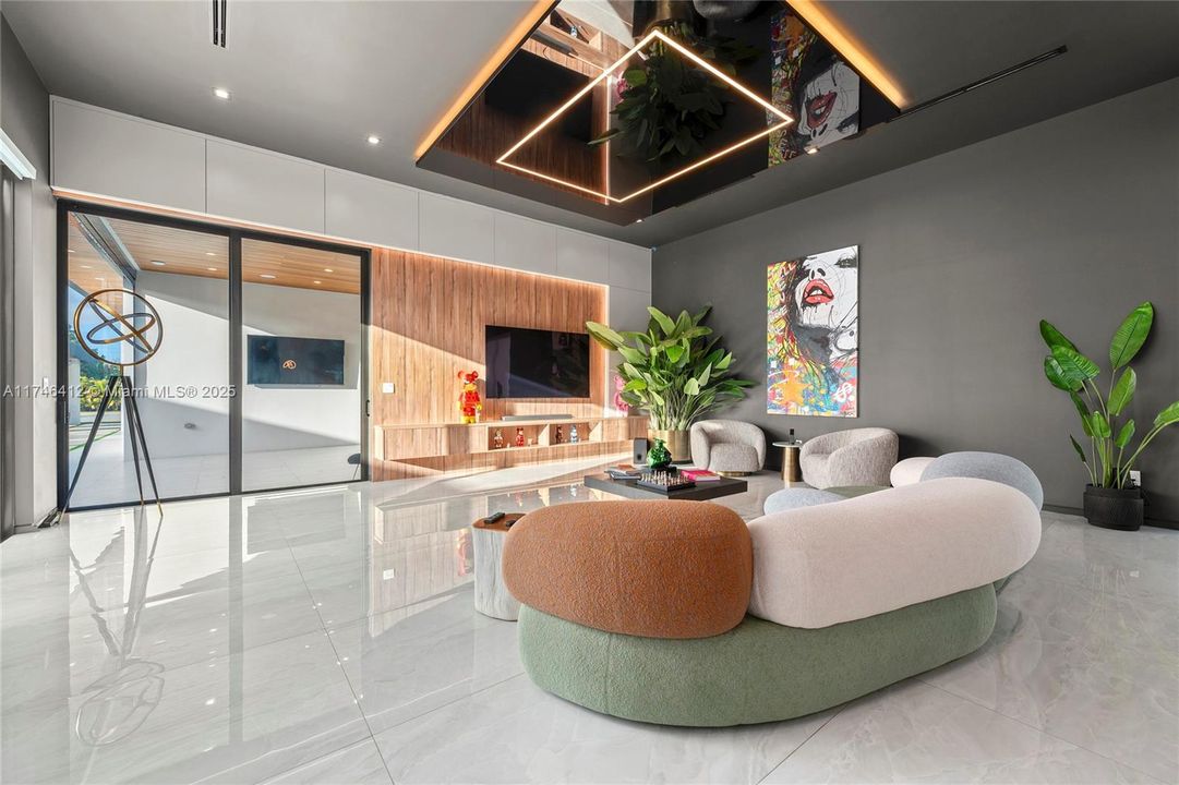 Recently Sold: $4,999,000 (7 beds, 6 baths, 5868 Square Feet)