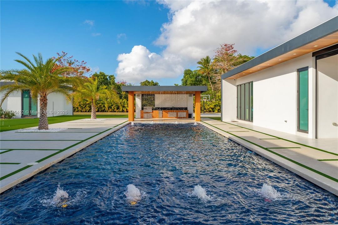 Recently Sold: $4,999,000 (7 beds, 6 baths, 5868 Square Feet)