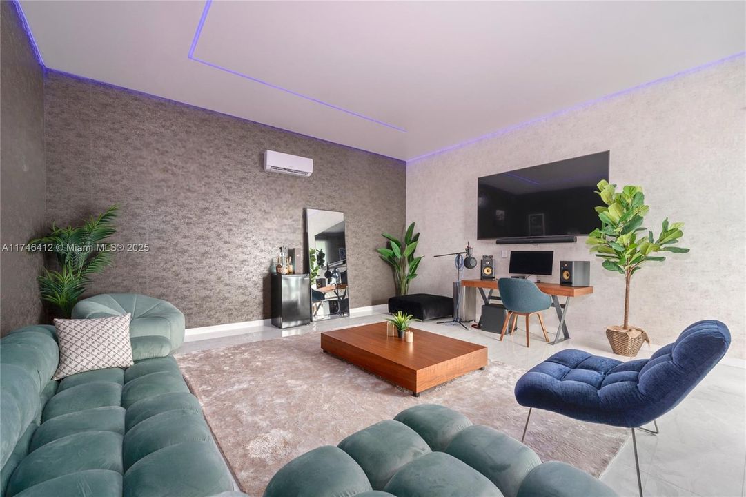 Recently Sold: $4,999,000 (7 beds, 6 baths, 5868 Square Feet)