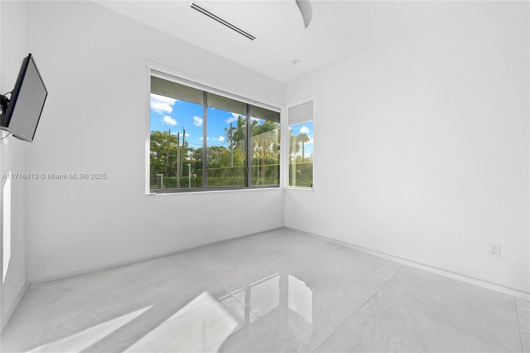 Recently Sold: $4,999,000 (7 beds, 6 baths, 5868 Square Feet)