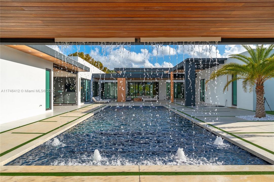 Recently Sold: $4,999,000 (7 beds, 6 baths, 5868 Square Feet)