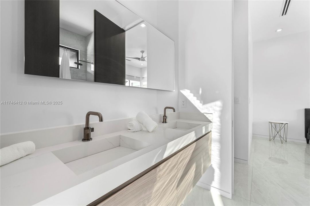 Recently Sold: $4,999,000 (7 beds, 6 baths, 5868 Square Feet)