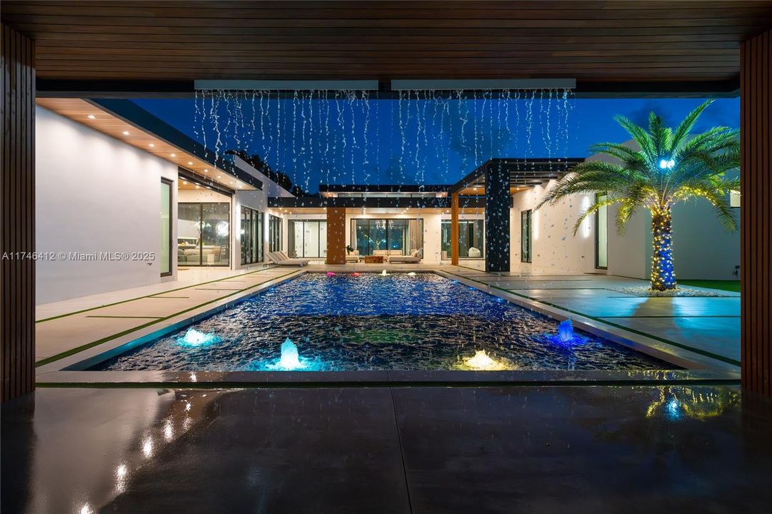 Recently Sold: $4,999,000 (7 beds, 6 baths, 5868 Square Feet)