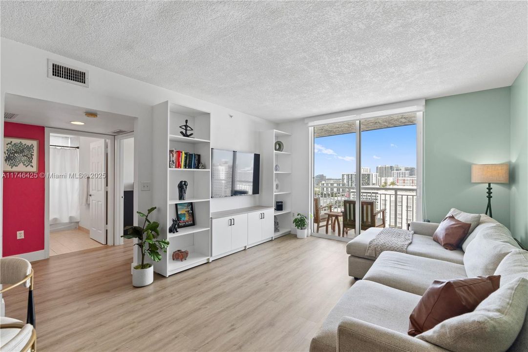 Recently Sold: $459,000 (2 beds, 2 baths, 1051 Square Feet)