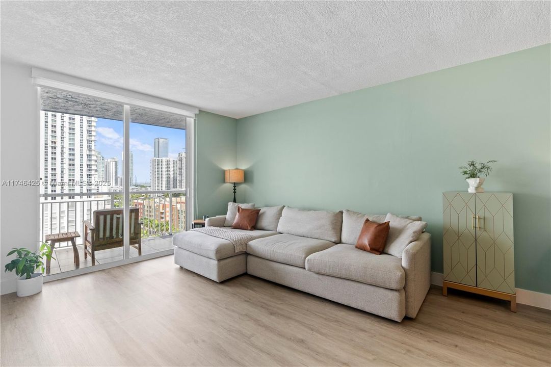Recently Sold: $459,000 (2 beds, 2 baths, 1051 Square Feet)